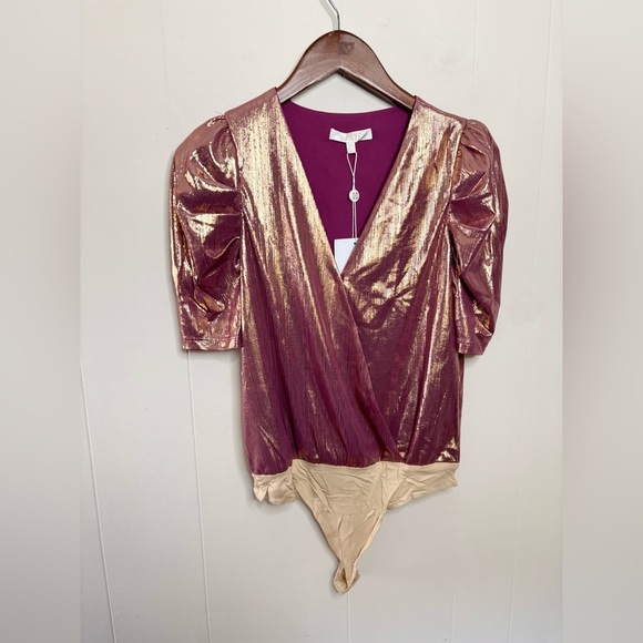 Wayf Emmi metallic purple gold puff sleeve shimmer bodysuit v neck size XS new - Picture 3 of 10